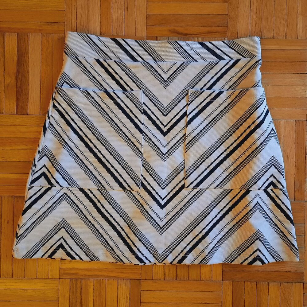 black and white geometric mini skirt, size US XS